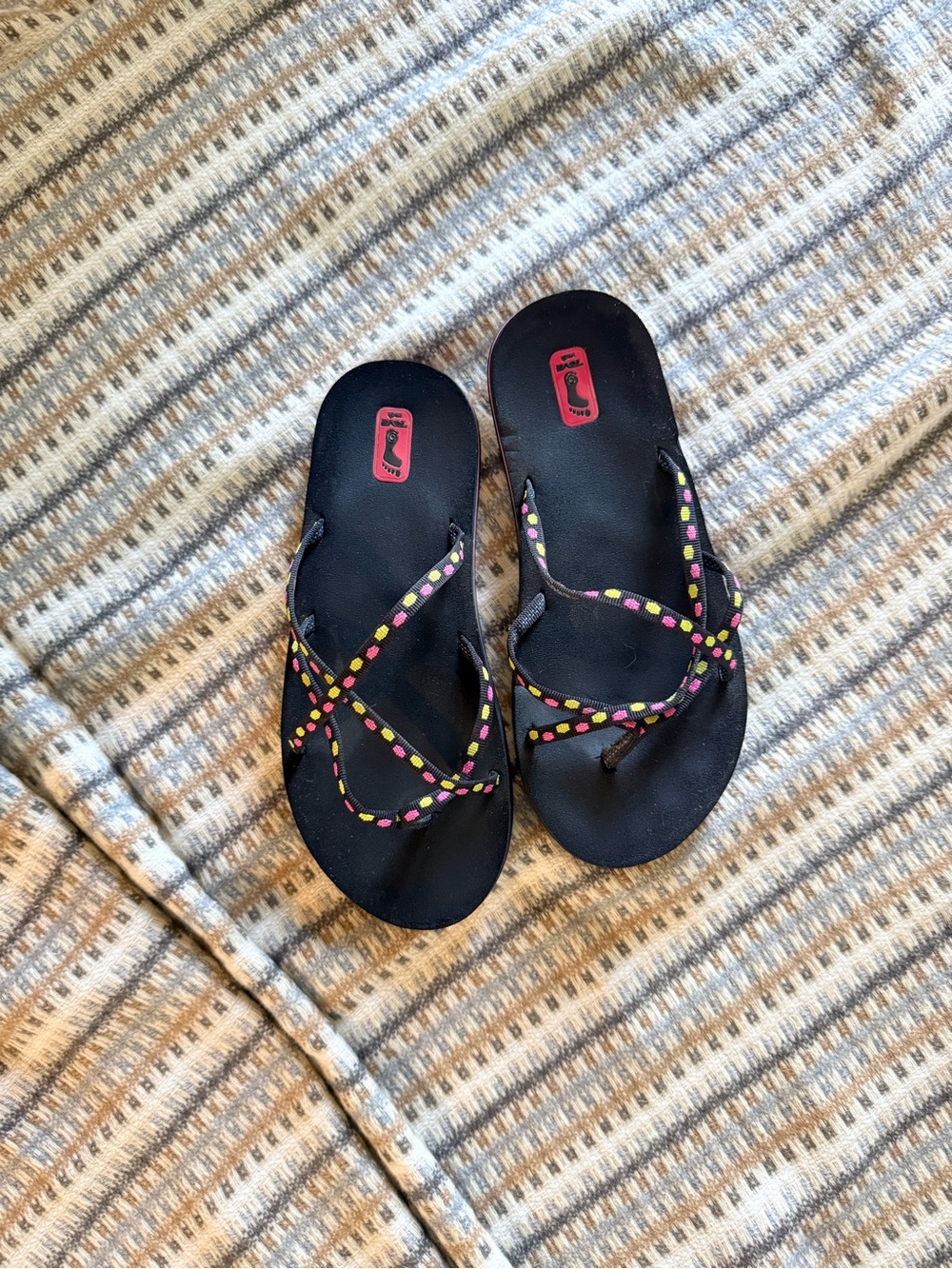 Teva Olowahu Strappy Flip Flop Sandals Black Pink Yellow Geo